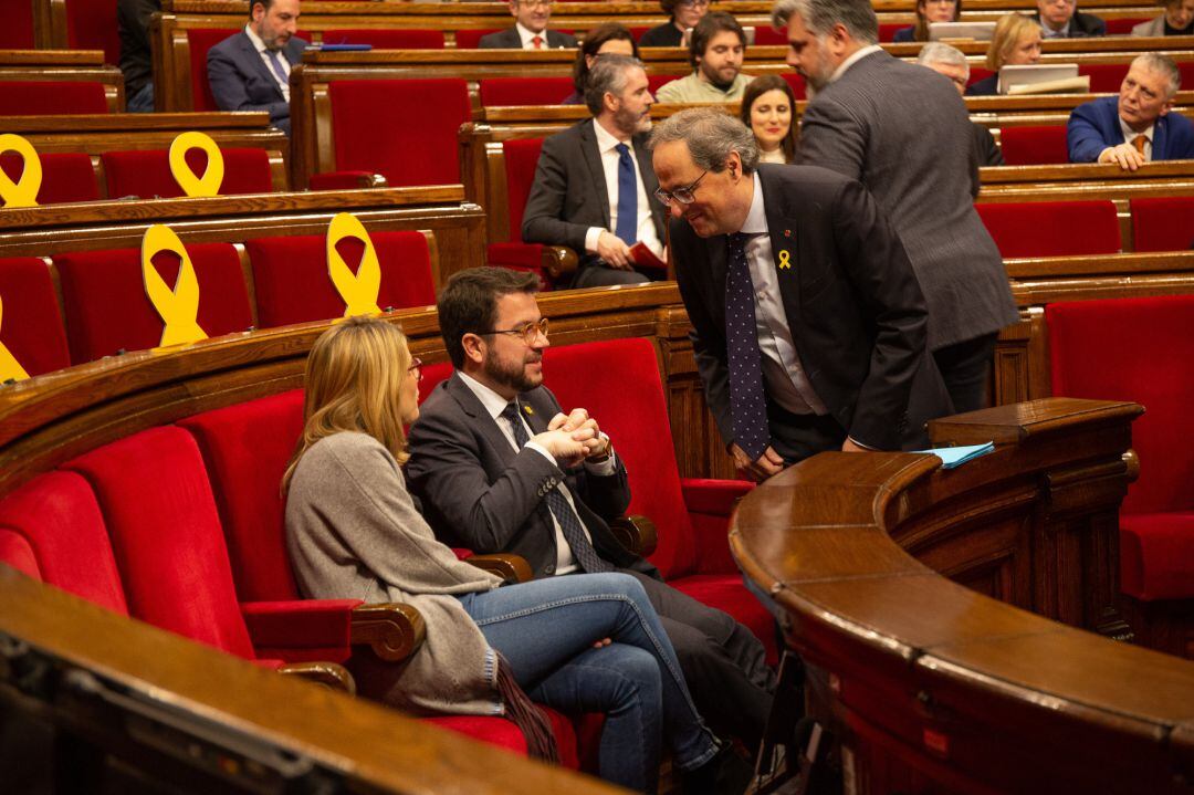 El presidente de la Generalitat, Quim Torra (d) habla con el vicepresidente de la Generalitat, Pere Aragonès, y la consellera de Presidencia, Elsa Atardi