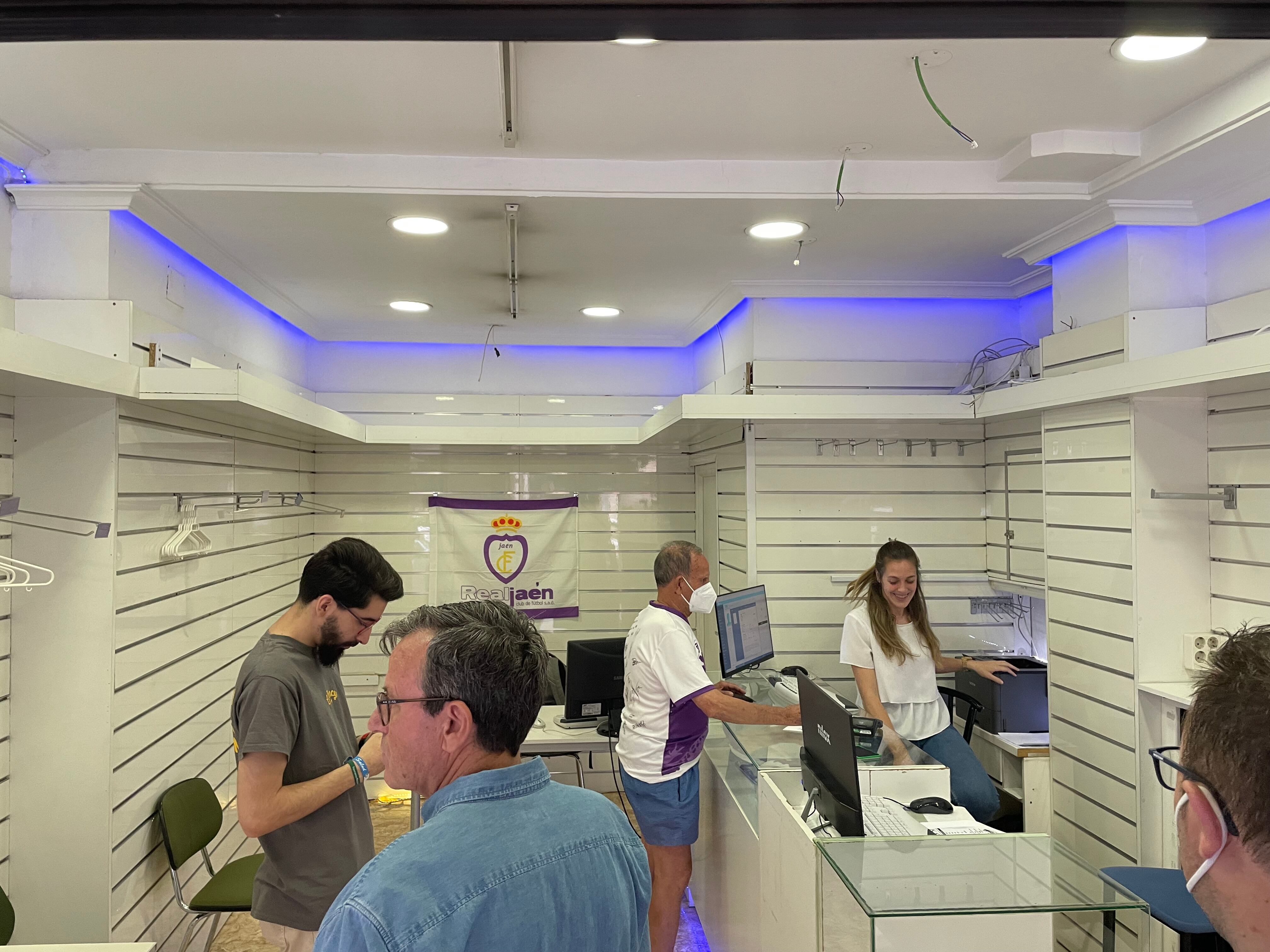 Aficionados del Real jaén en el interior de la sede en la Calle Virgen de la Capilla