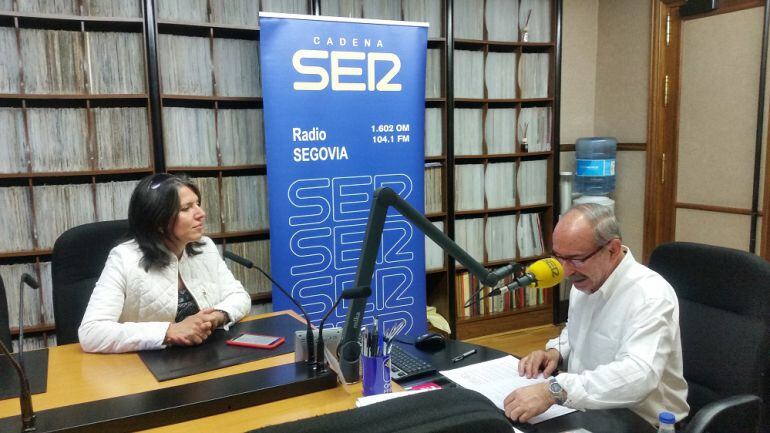 María Cuesta, candidata al Congreso por Ciudadanos Segovia, junto a Alfreso Matesanz en los estudios de Radio Segovia. 