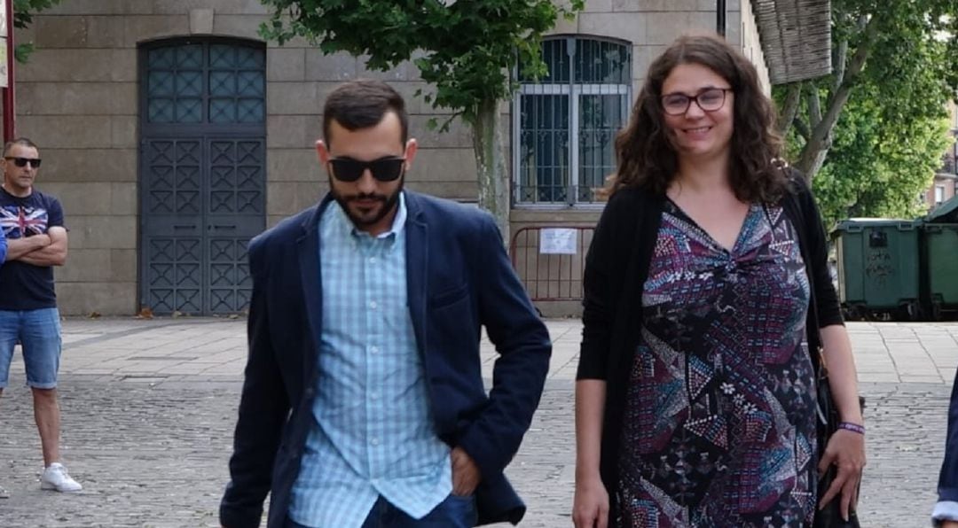 Mario Herrera junto a Raquel Romero a las puertas del Parlamento de La Rioja