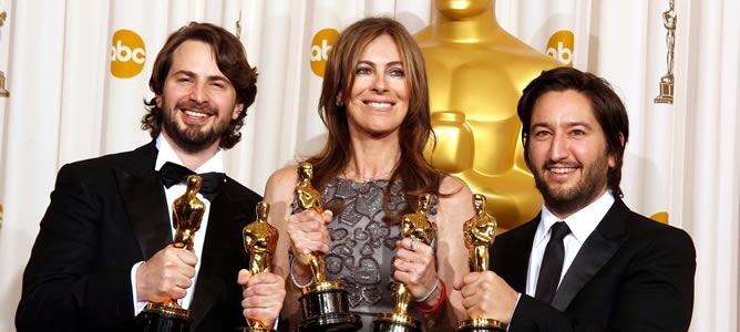 Kathryn Bigelow (centro) sostiene el Oscar a la mejor película por &#039;En tierra hostil&#039;, junto a los productores Mark Boal y Greg Shapiro