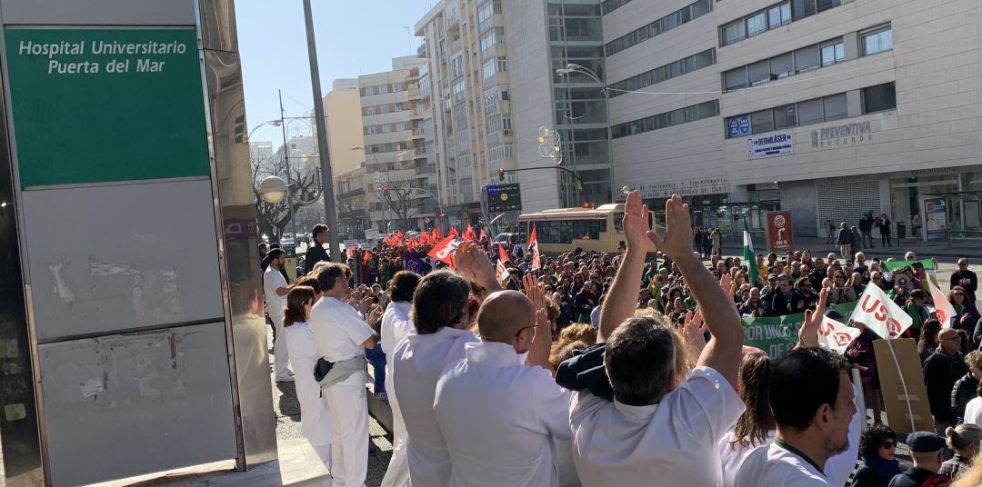 Trabajadores del Hospital Puerta del Mar aplauden el paso de la manifestación de la Marea Blanca