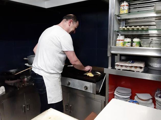 Andrés, haciendo una tortilla de patatas en la plancha