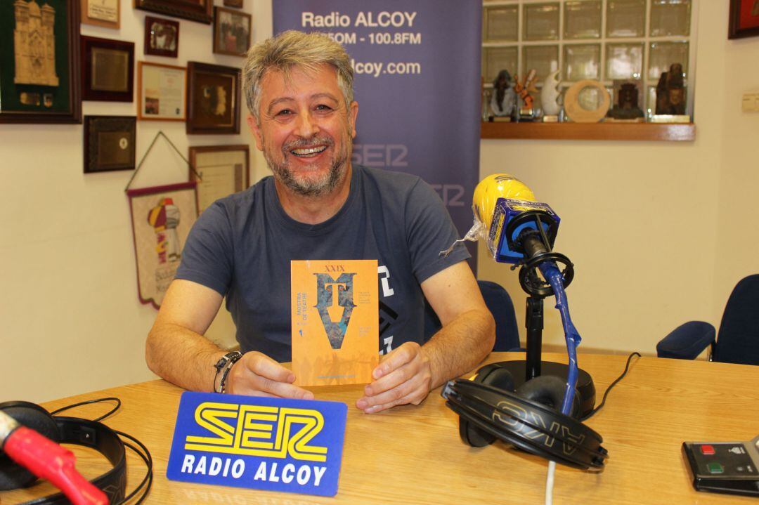 Rafa Calbo muestra una reproducción del cartel que ha sido elegido