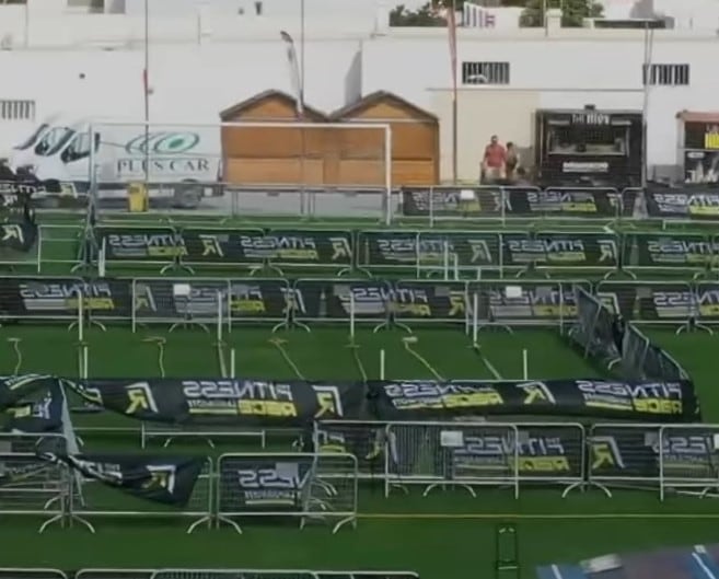 Preparativos para &quot;The Fitness Race&quot; en el campo de fútbol de Altavista.