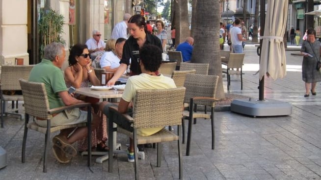 Camarera atendiendo en una terraza