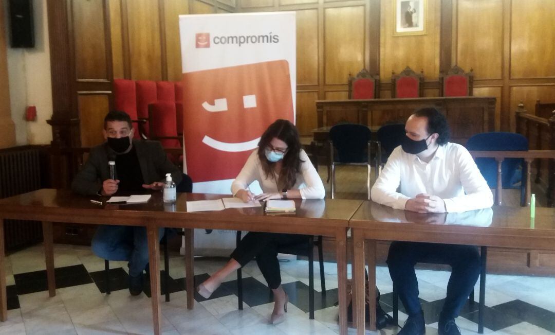 Carles Mulet, senador de Compomís; Aitana Mas, diputada de Compromís a Les Corts, y Marius Ivorra, portavoz de Compromís en Alcoy durante la rueda de prensa ofrecida esta mañana en el Ayuntamiento de Alcoy.