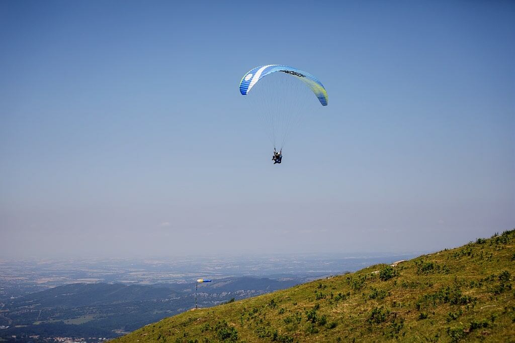 Una persona practicant parapent