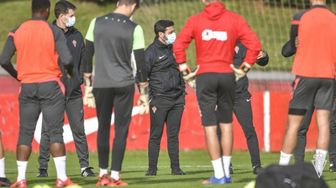 David Gallego charla con los futbolistas en un entrenamiento.