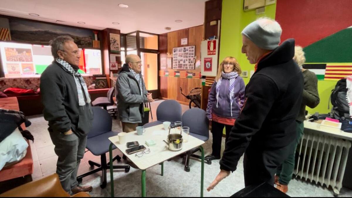 Té, una estufa y buena conversación: así se sobrelleva la huelga de hambre para apoyar desde Aragón a Palestina