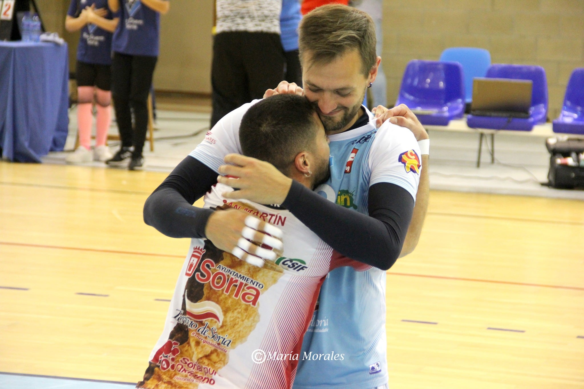 Álex San Martín se abraza con Manu Salvador al término del partido del domingo.