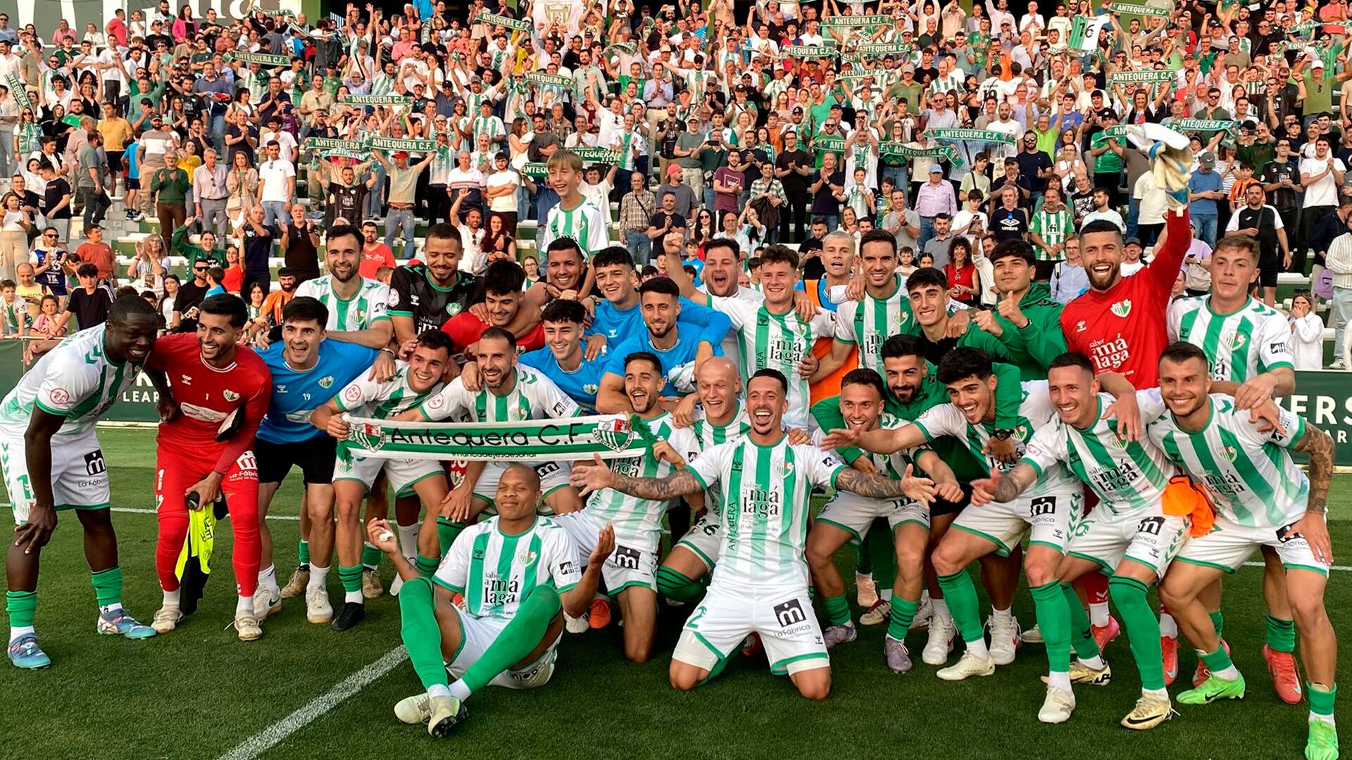El Antequera CF celebra la clasificación al playoff con su afición en El Maulí
