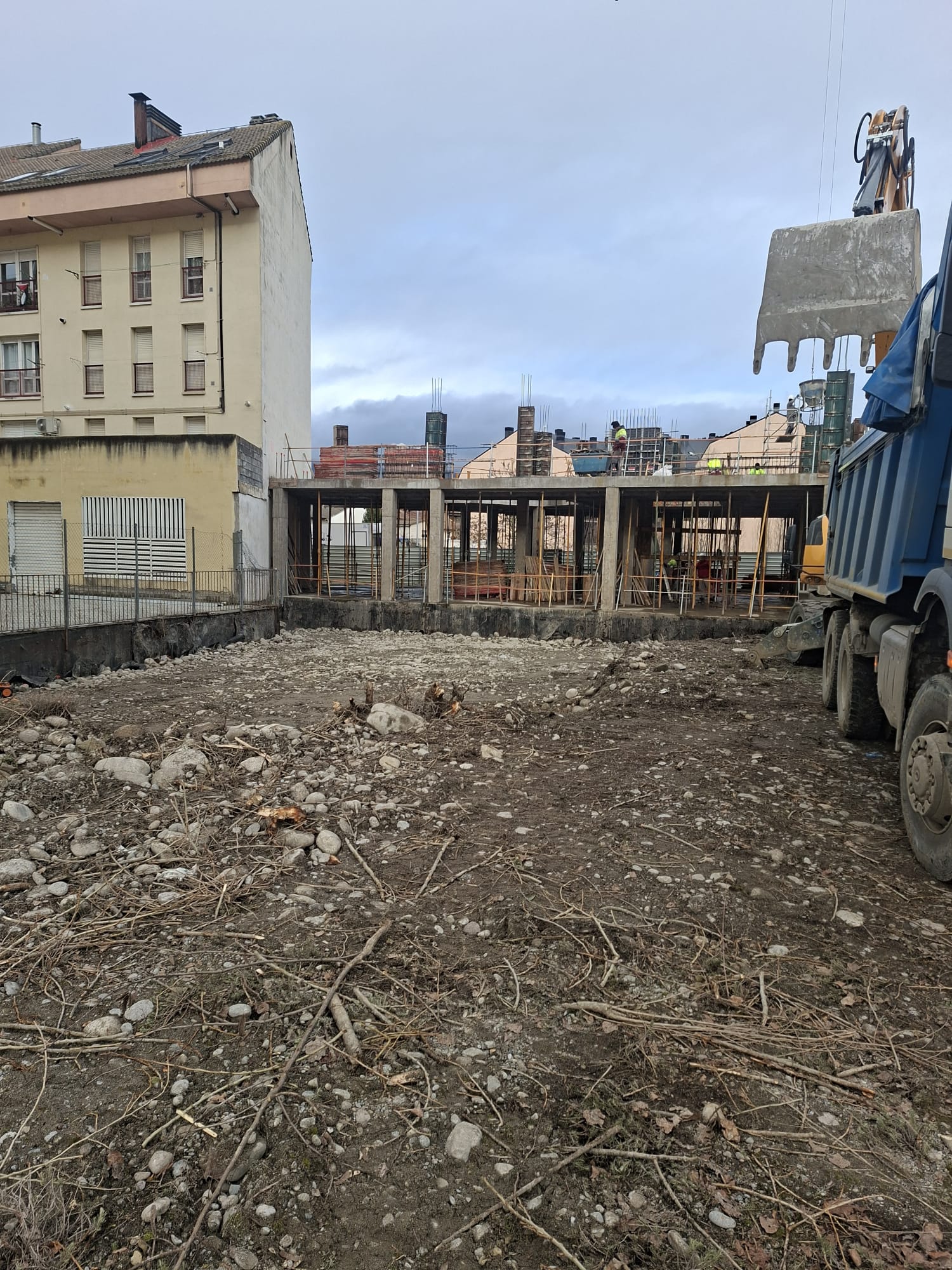 Inicio de los trabajos en la parcela donde se ubicarán las 22 viviendas de alquiler en Aínsa.