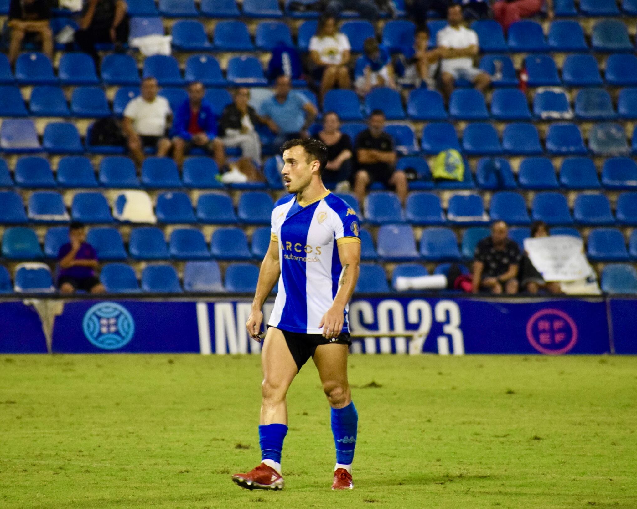 Maxi Ribero, jugador del Hércules CF, frente al Espanyol B