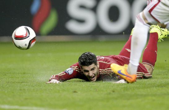 Alvaro Morata, en el suelo durante el partido ante Bielorrusia