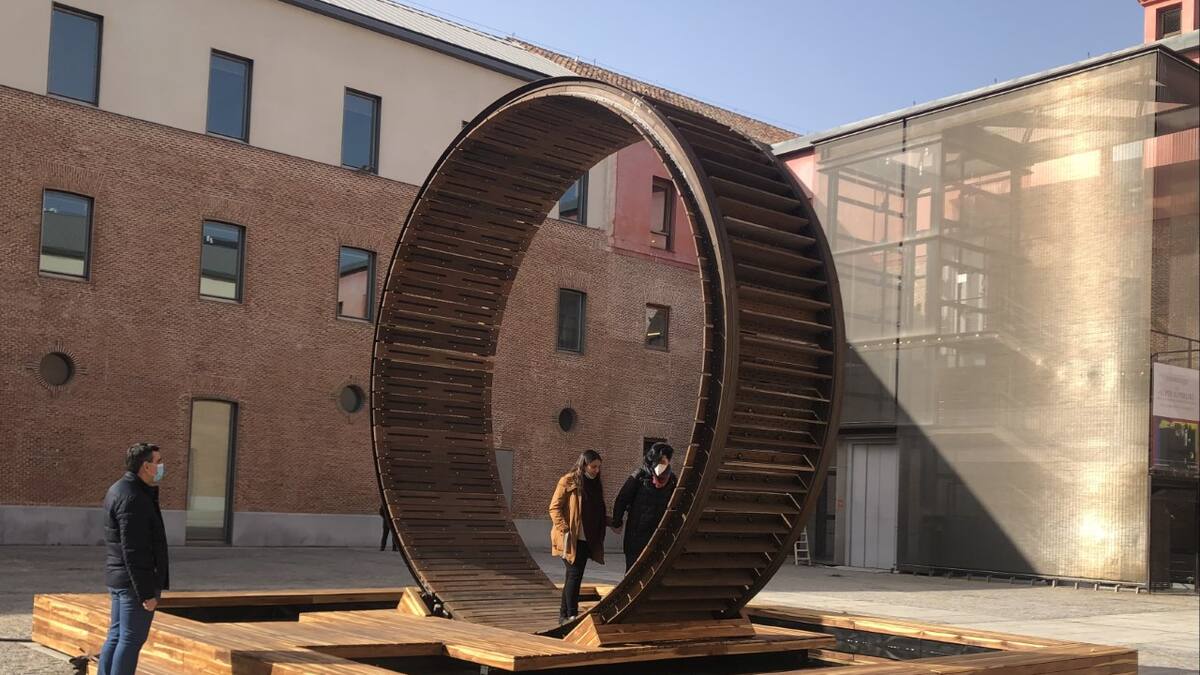 La rueda de Miler Lagos con la que puedes hacer que llueva y otras esculturas que ha traído Madblue esta primavera