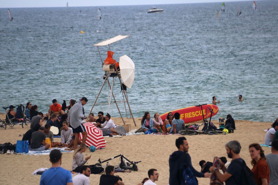 Imatge de la platja del Bogatell de Barcelona sota vigilància