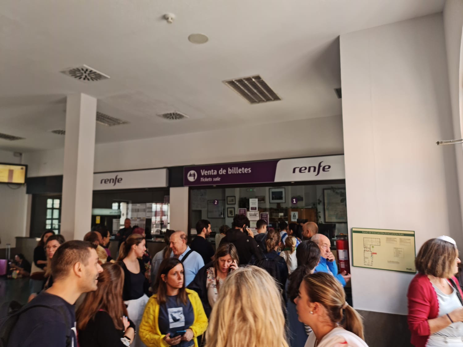 Centenares de personas esperando en la estación de tren de Alcázar de San Juan