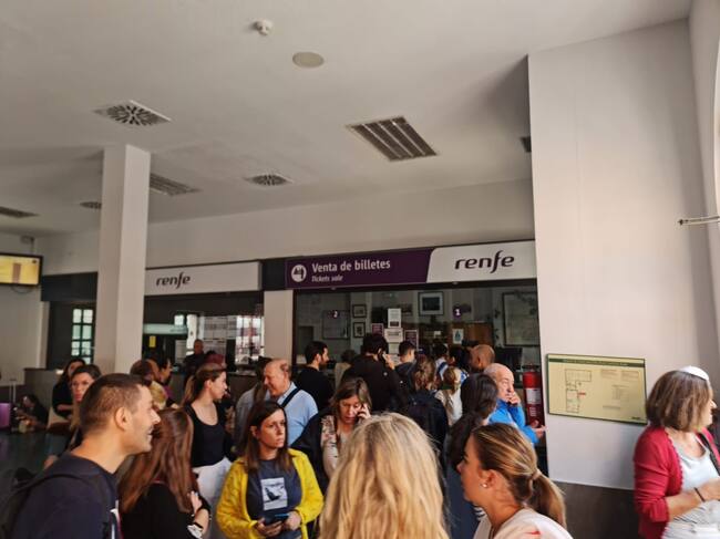 Centenares de personas esperando en la estación de tren de Alcázar de San Juan