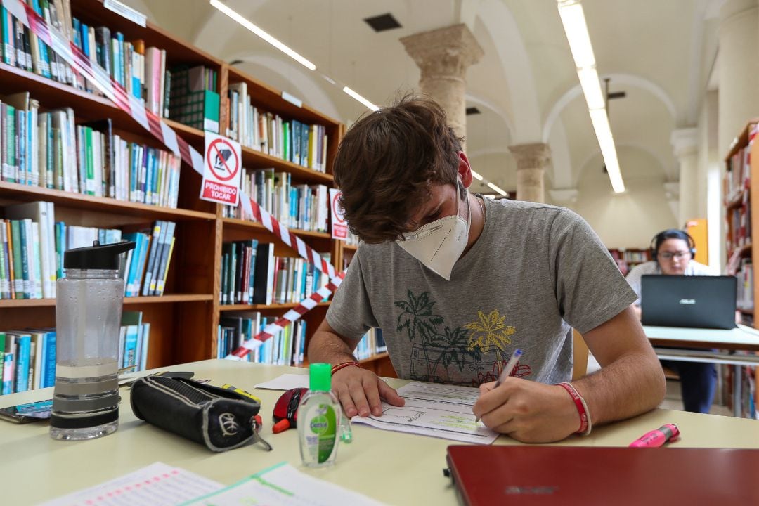 Varios usuarios hacen uso de las instalaciones de la biblioteca municipal de Valencia abierta hace un mes tras el parón por el coronavirus, pero en la que sólo desde esta semana, al entrar la Comunidad Valenciana en la fase 3