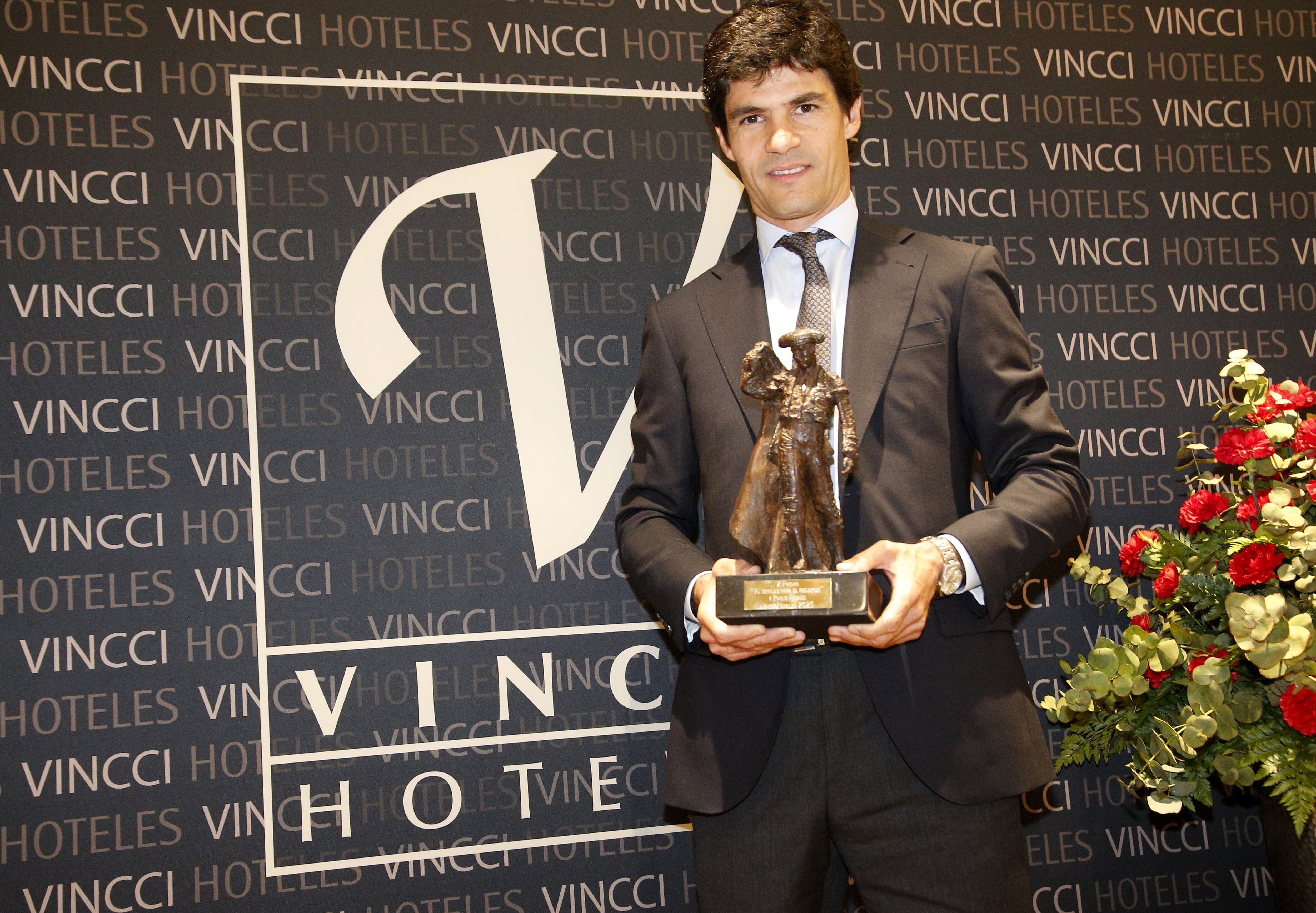 Pablo Aguado posa con el premio 'Al Detalle para el Recuerdo' de la Feria del Corpus en Granada