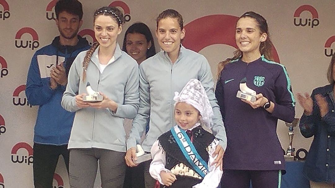 Celia Antón (i) junto a la ganador Marta Pérez y Marta García (d) en el podio avilesino.