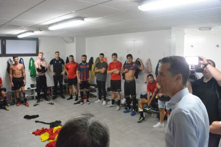 Rubén Alfaro dirigiéndose a los jugadores