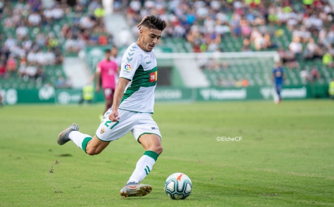 Óscar Gil en un partido con el Elche la pasada temporada