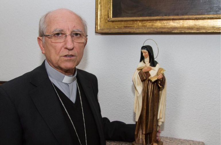 El obispo de la diócesis de Ávila, Jesús García Burillo, ha dado ejemplo y ha abierto la campaña fotografiándose con una pequeña escultura.