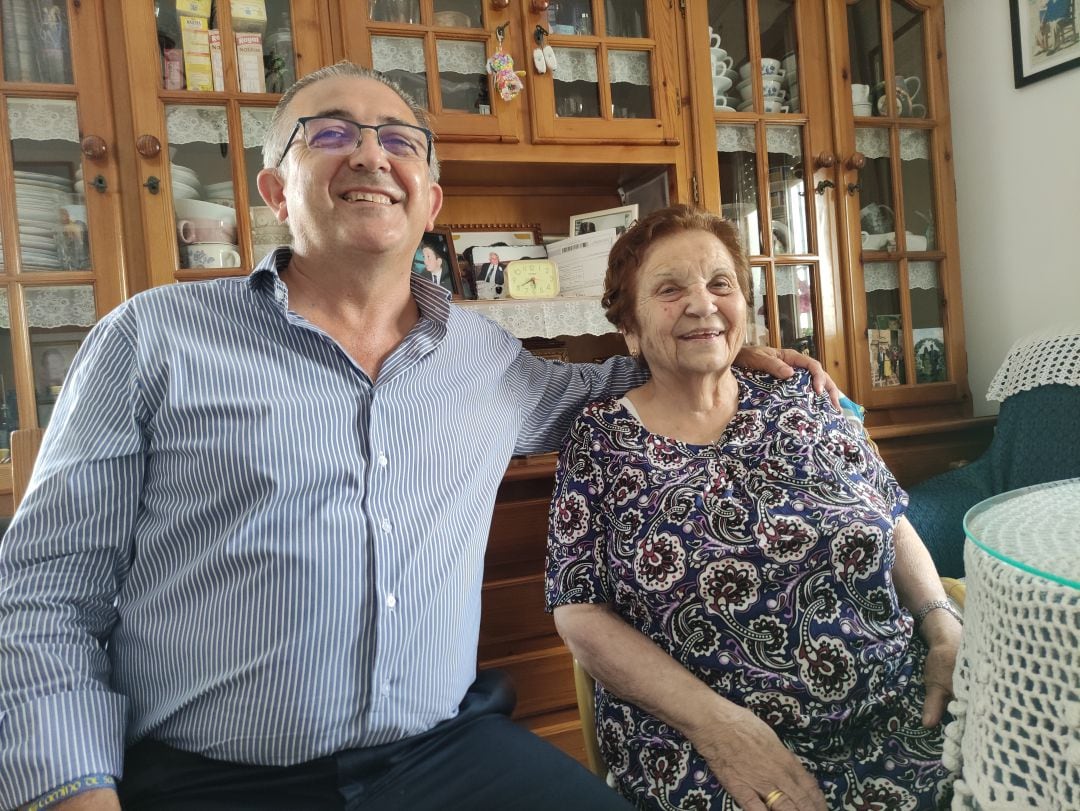 Pedro Pérez, junto a su madre, doña Fernanda Rubio, la matriarca de La Fontanilla