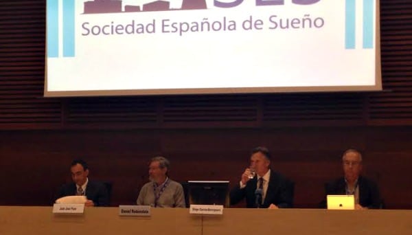 El doctor Diego García Borreguero ha estado acompañado en la rueda de prensa por el doctor Juan José Poza, presidente de la XXII reunión, el doctor Eduardo González Pérez-Yarza, jefe del servicio de Pediatría del Hospital Donostia y el doctor Daniel Rodenstein