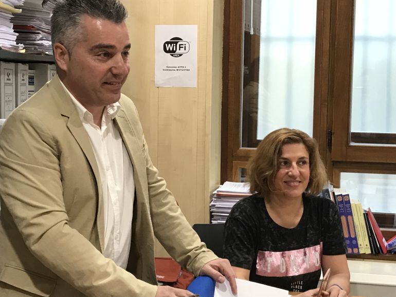 Concejal de USE-Bierzo, Santiago Macías, junto a su compañera Cristina López