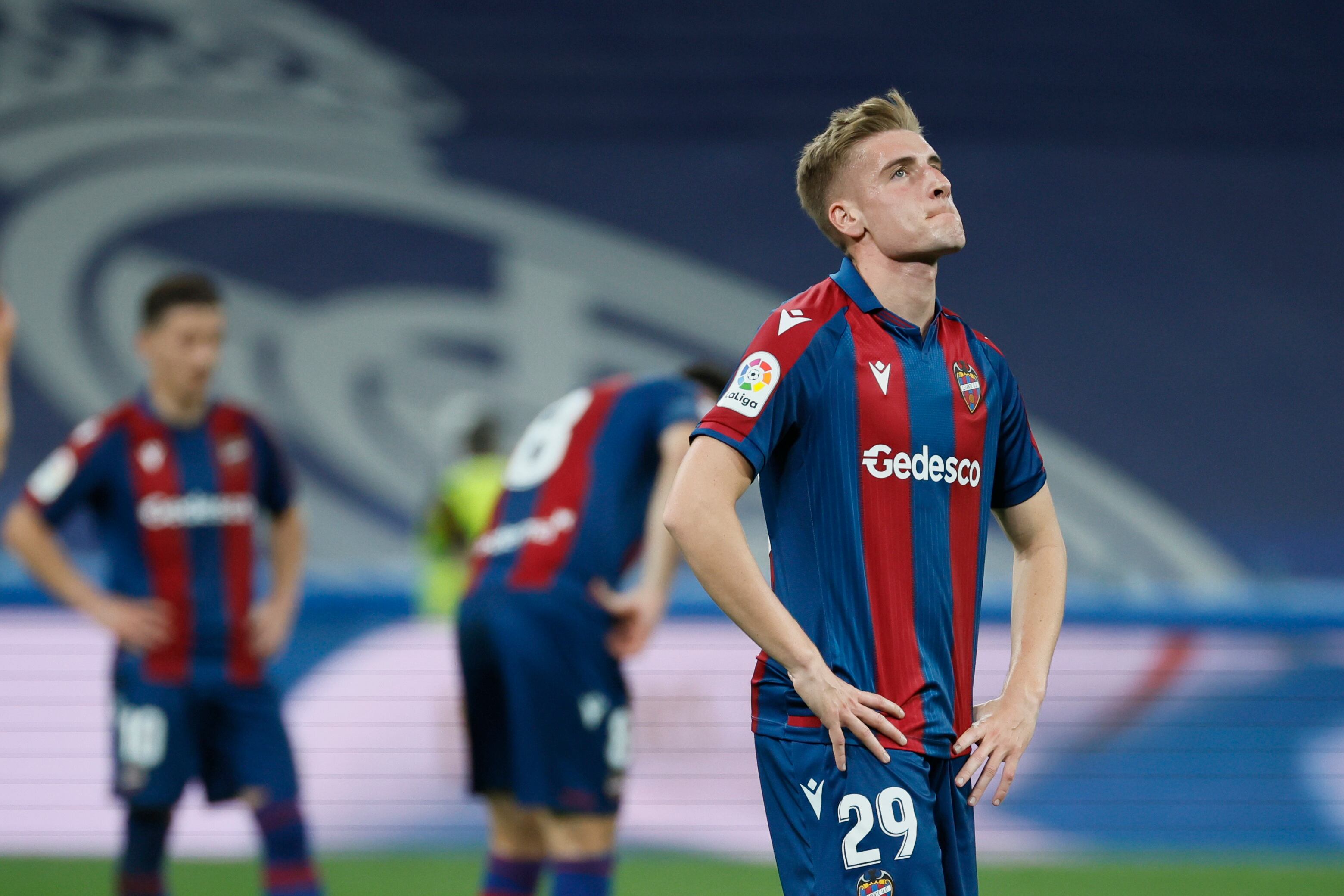 MADRID, 12/05/2022.- Los jugadores del Levante UD tras el partido de la jornada 36 de Liga en Primera División que Real Madrid y Levante UD disputaron hoy jueves en el estadio Santiago Bernabéu, en Madrid. EFE/Juanjo Martín
