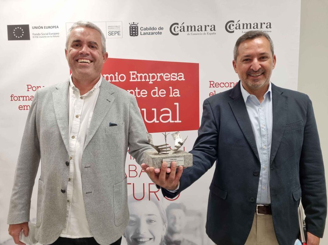 El director de proyectos de la Fundación Bertelsmann, Ignacio de Benito, entrega el premio a Musta Milud, delegado de Aviapartner en Fuerteventura y Lanzarote.