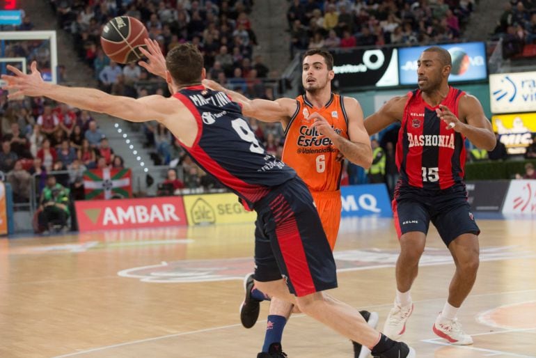 El alero del Valencia Basket Alberto Abalde Díaz, pasa el balon ante la presión del base brasileño del baskonia, Marcelinho Huertas y del base Uruguayo del baskonia,Jayson Granger 