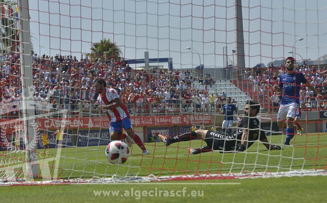 Antoñito marca el segundo.