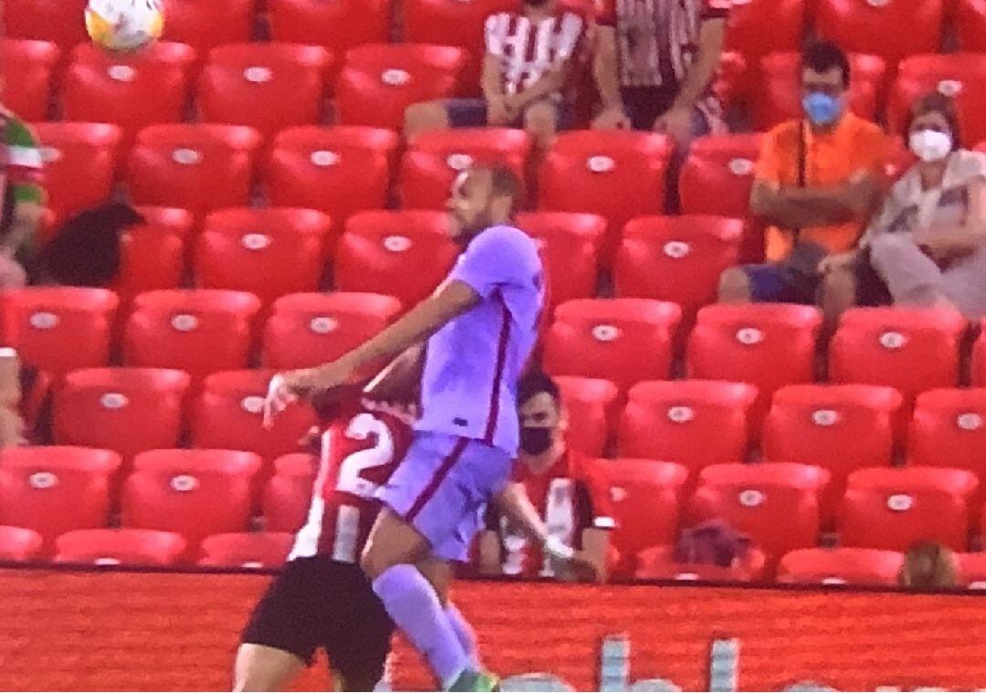 Martin Braithwaite se apoya ligeramente en Mikel Balenziaga para disputar el balón