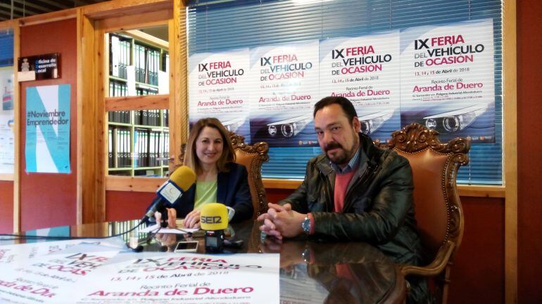 La concejala de Promoción, Celia Bombín, ha presentado la IX Feria del VEhículo de Ocasión acompañada por Pablo Martín, de la firma Restituto Martín e Hijos