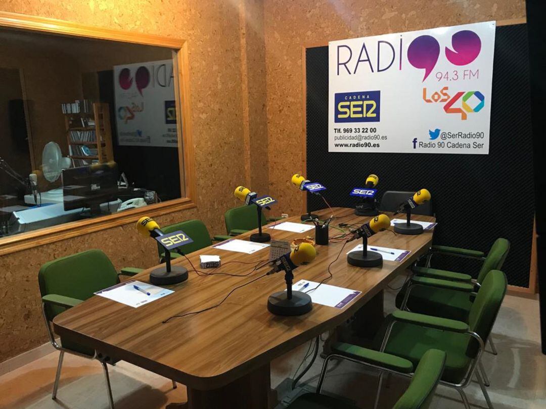 El estudio de Radio 90 preparado para acoger el debate de Motilla del Palancar. 