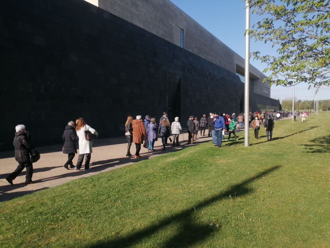 Filas en Riojaforum para la administración de la vacuna.