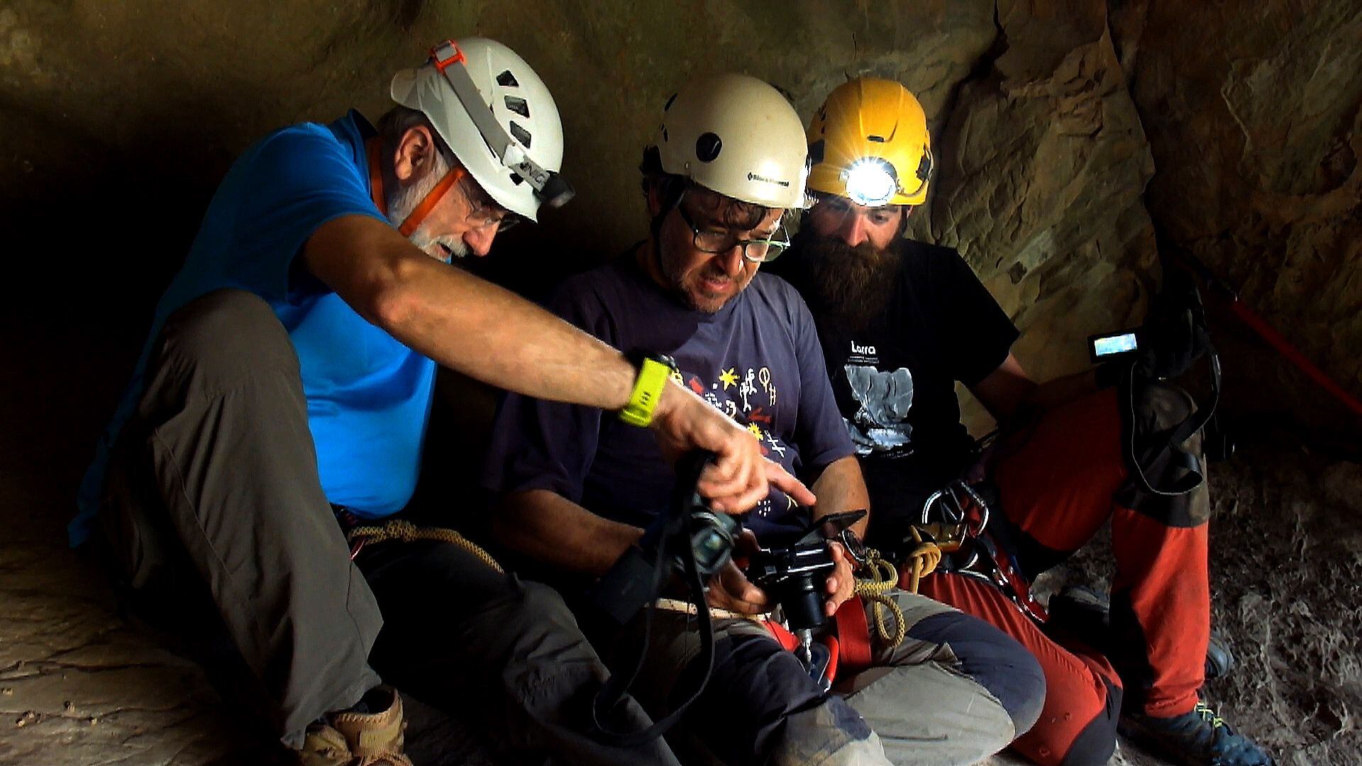 Trabajos en una de las cuevas del Parque Natural del Estrecho