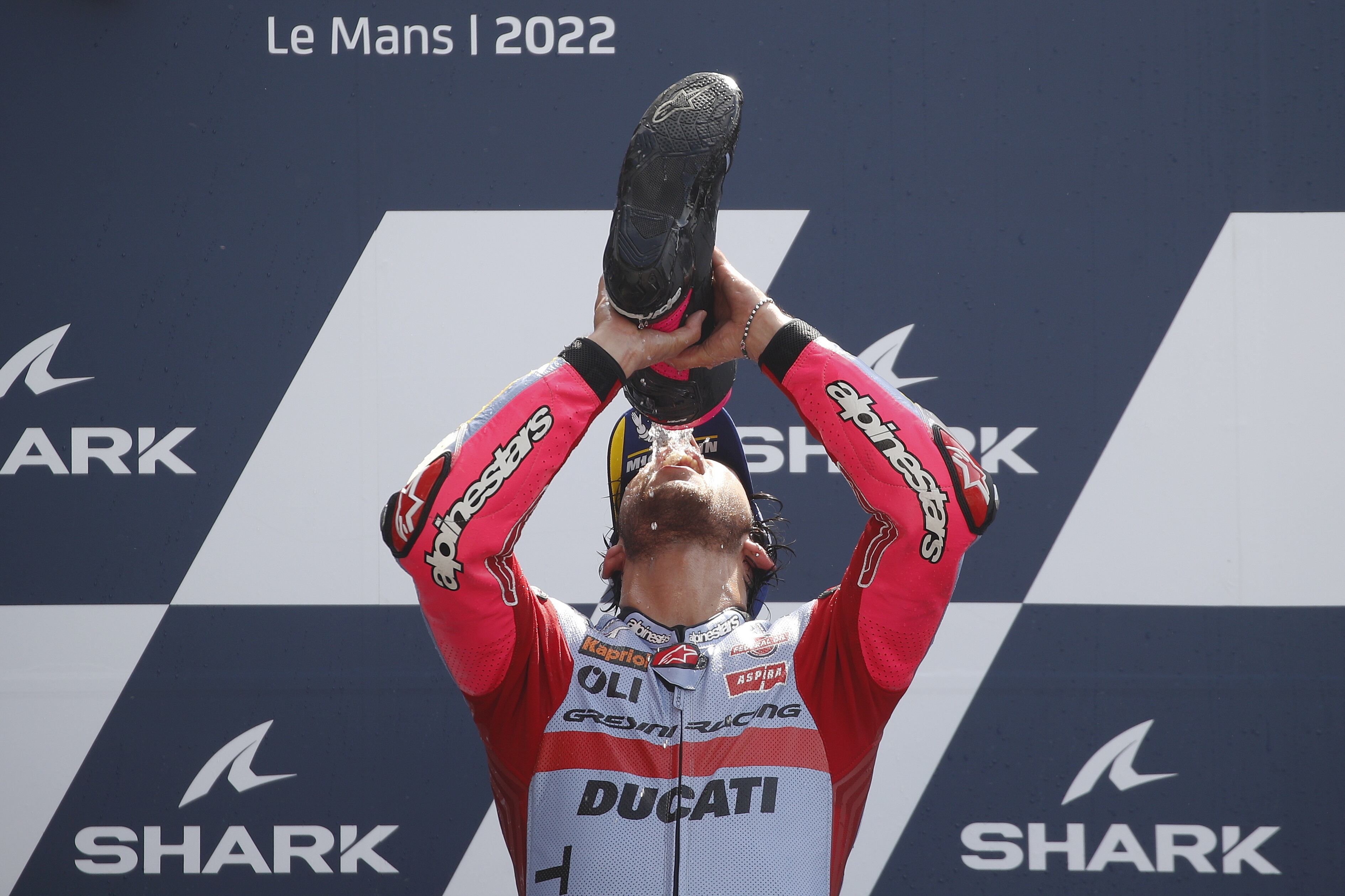 Le Mans (France), 15/05/2022.- El italiano Bastianini celebra la victoria en el circuito de Lemans (Motociclismo, Ciclismo, Francia) EFE/EPA/YOAN VALAT