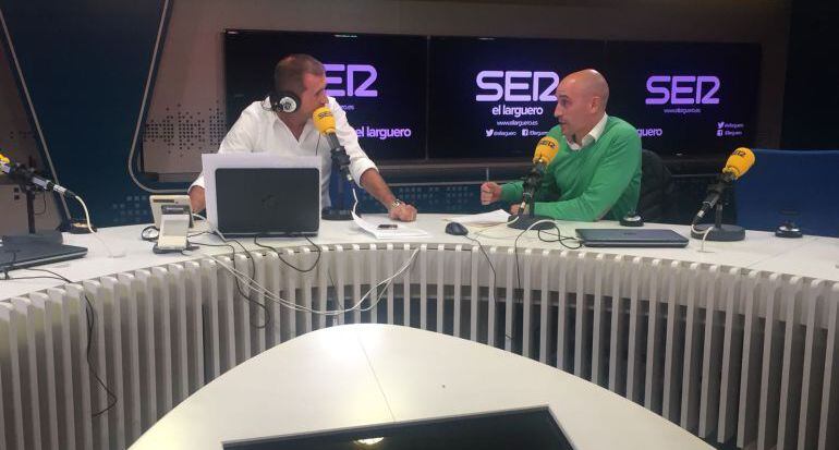 Luis Rubiales, con Manu Carreño en una edición de &#039;El Larguero&#039;.