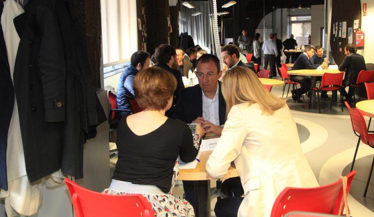 Con este tipo de encuentro las startups conocen de forma rápida a muchos inversores y a grandes empresas para intercambiar información