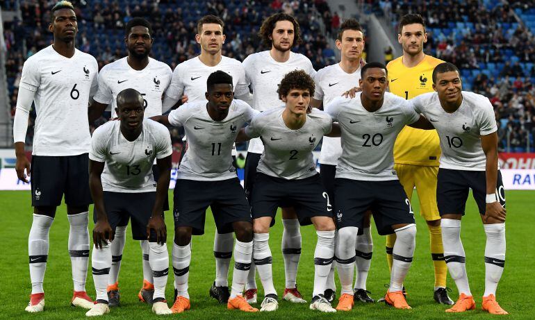 Rabiot, cuarto de la fila superior (empezando por la izquierda, en un partido con la selección francesa. 