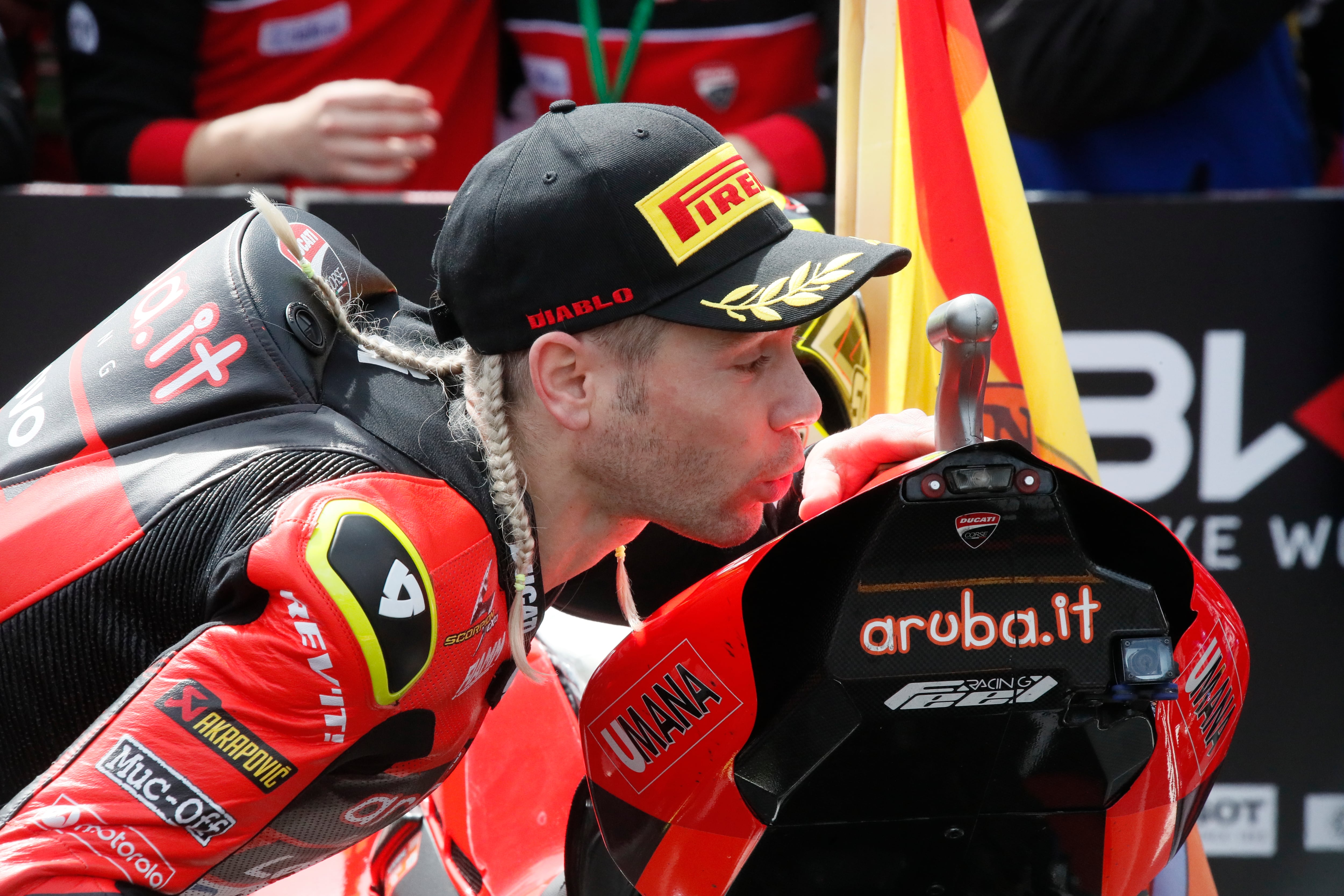 -FOTODELDÍA- ALCAÑIZ (TERUEL), 09/04/2022.- El piloto español Alvaro Bautista, del equipo Aruba.It Racing - Ducati, después de finalizar en segunda posición en la primera carrera SBK del Campeonato del Mundo de Superbikes 2022 que se celebra este fin de semana en el circuito turolense de Motorland Alcañiz. EFE/Javier Cebollada
