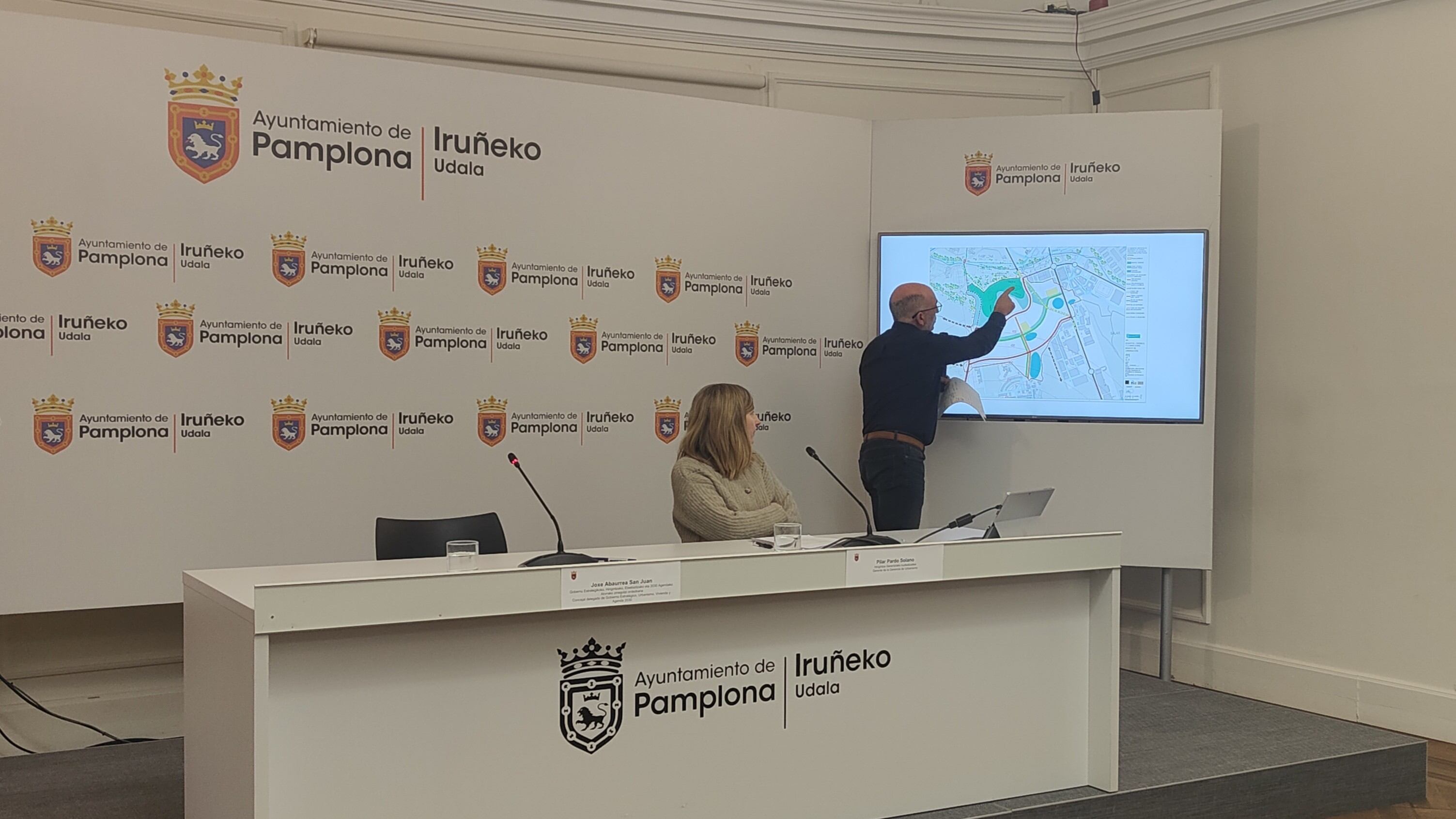 Joxe Abaurrea, concejal delegado de Gobierno Estratégico, Urbanismo, Vivienda y Agenda 2030, explica los detalles del plan junto a Pilar Pardo, gerente de la Gerencia de Urbanismoo