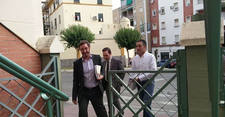 El concejal de Personal y Hacienda, Miguel Contreras, a la entrada de los juzgados de Jaén.