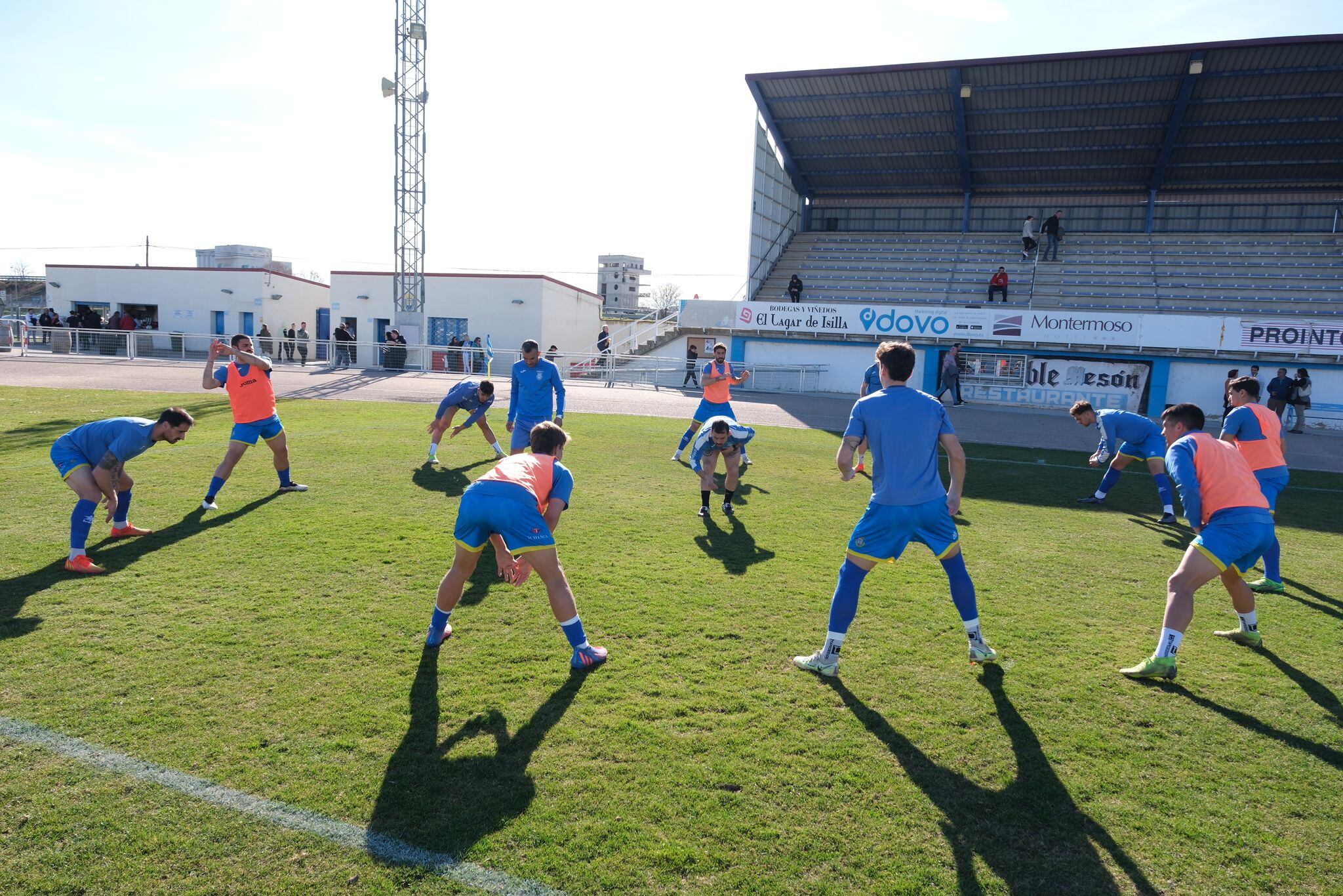 La escuadra blanquiazul durante el calentamiento ante el Tordesillas en El Montecillo