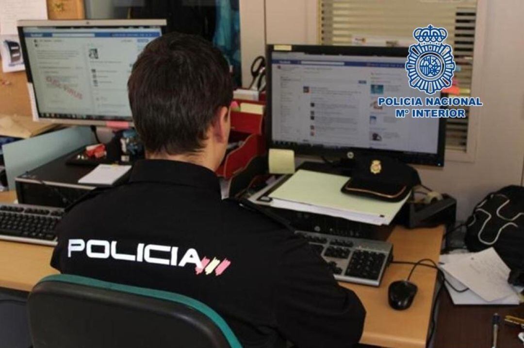 Agentes encargados del control de redes sociales.